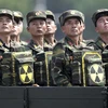 Binh sỹ Triều Tiên mang biểu tượng hạt nhân trong một lễ diêu binh. Ảnh minh họa. (Nguồn: AP)