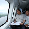 Thủ tướng Nguyễn Xuân Phúc đi thị sát các khu vực bị ảnh hưởng và tác động bởi biến đổi khí hậu thuộc vùng Đồng bằng sông Cửu Long. (Ảnh: Thống Nhất/TTXVN)