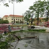 Cổng chào tại thành phố Đồng Hới bị sập đổ trong bão số 10. (Ảnh: Đức Thọ/TTXVN)