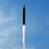 Ảnh tư liệu do Hãng thông tấn trung ương Triều Tiên công bố ngày 16/9: Tên lửa đạn đạo Hwasong-12 được phóng thử từ một địa điểm bí mật. (Nguồn: AFP/TTXVN)