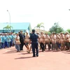 Các ngư dân Việt Nam bị phía Indonesia bắt giữ xếp hàng làm thủ tục trao trả hồi tháng 6. (Ảnh: Đỗ Quyên/TTXVN)