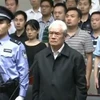 Ông Chu Vĩnh Khang (giữa, hàng trước) tại phiên tòa ở Thiên Tân, tháng 6/2015. (Nguồn: AFP/TTXVN)