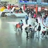 Hình ảnh chụp lại từ video sân bay ghi lại cảnh ông Kim Jong-nam (trong vòng đỏ) tại sân bay Kuala Lumpur trước thời điểm bị ám sát. (Nguồn: NBC News)