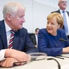 Chủ tịch đảng CDU, Thủ tướng Đức Angela Merkel (phải) và lãnh đạo đảng CSU Horst Seehofer (trái) trong cuộc họp ở Berlin ngày 26/9. (Nguồn: AFP/TTXVN)