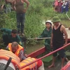 Lực lượng cứu hộ tìm kiếm thi thể em học sinh vị nước cuốn trôi xuống cống. (Nguồn: báo Quảng Trị)