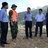 Tổng Giám đốc Nguyễn Đức Lợi trao đổi với lực lượng cứu hộ tại hiện trường. (Ảnh: Minh Đức/TTXVN)