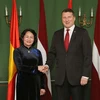 Phó Chủ tịch nước Đặng Thị Ngọc Thịnh hội kiến với Tổng thống Cộng hòa Latvia Raimonds Vejonis. (Ảnh: Doãn Tấn/TTXVN)