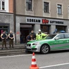 Cảnh sát điều tra tại hiện trường vụ tấn công tại bằng dao ở Munich. (Nguồn: AFP/TTXVN)