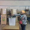 Một cử tri Kenya đi bỏ phiếu sớm ở thủ đô Nairobi. (Nguồn: Al Jazeera]