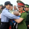 Công an thành phố Móng Cái (Quảng Ninh) phối hợp với Đồn Biên phòng Cửa khẩu Quốc tế Móng Cái tiếp nhận một trẻ em bị bán sang Trung Quốc. (Ảnh: Nguyễn Hoàng/TTXVN)