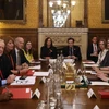 Thủ tướng Anh Theresa May (phải) và lãnh đạo các chính đảng tại Anh trong cuộc họp ở London ngày 6/11. (Nguồn: AFP/TTXVN)
