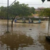 Người dân phải di chuyển bằng thuyền trên phố như đi trên sông, ở thành phố Huế. (Ảnh: Quốc Việt/TTXVN)