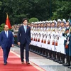 Thủ tướng Nguyễn Xuân Phúc và Thủ tướng Canada Justin Trudeau duyệt Đội danh dự Quân đội Nhân dân Việt Nam. (Ảnh: Thống Nhất/TTXVN)