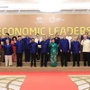 Chủ tịch nước Trần Đại Quang và Phu nhân chụp ảnh chung với Lãnh đạo các nền kinh tế thành viên APEC và Phu nhân. (Nguồn: TTXVN)