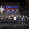 Thủ tướng Nguyễn Xuân Phúc cùng Trưởng đoàn các nước tham dự Hội nghị Cấp cao ASEAN 31 tại phiên khai mạc hội nghị sáng 13/11.(Ảnh: Thống Nhất/TTXVN)