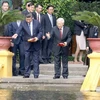 Hình ảnh Tổng Bí thư và Chủ tịch Trung Quốc thăm Nhà sàn Bác Hồ