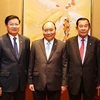 Thủ tướng Chính phủ Nguyễn Xuân Phúc gặp Thủ tướng Chính phủ Hoàng gia Campuchia Samdech Techo Hun Sen (bên phải) và Thủ tướng Lào Thongloun Sisoulith (bên trái). (Ảnh: Thống Nhất /TTXVN)