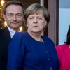 Lãnh đạo đảng FDP Christian Lindner, Thủ tướng Đức Angela Merkel và lãnh đạo đảng Xanh Katrin Goering-Eckardt trong giờ nghỉ giữa vòng đàm phán thứ ba tại Berlin ngày 30/10. (Nguồn: AFP/TTXVN)