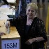 Tổng thống đương nhiệm Michelle Bachelet đi bỏ phiếu bầu người kế nhiệm. (Nguồn: AFP)