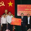 Ủy ban Mặt trận Tổ quốc Việt Nam tỉnh Phú Yên tiếp nhận hàng hóa của Chính phủ Lào hỗ trợ nhân dân tỉnh Phú Yên khắc phục hậu quả bão số 12. (Ảnh: Xuân Triệu/TTXVN)