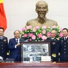 Hội truyền thống đường Hồ Chí Minh trên biển tặng quà lưu niệm cho Thủ tướng Nguyễn Xuân Phúc. (Ảnh: Thống Nhất/TTXVN)