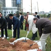Chủ tịch Ủy ban Nhân dân thành phố Hà Nội Nguyễn Đức Chung và Đại sứ Phần Lan tại Việt Nam Kari Kahiluto tham gia trồng cây. (Ảnh: Nguyễn Cúc/TTXVN)