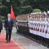 Chủ tịch nước Trần Đại Quang và Tổng thống Cộng hoà Ba Lan Andrzej Duda duyệt đội danh dự Quân đội Nhân dân Việt Nam. (Ảnh: Nhan Sáng/TTXVN)