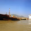 Tàu Nam Khánh 26 chở 2280 tấn clike đang bị chìm ở vịnh Quy Nhơn. (Ảnh: Nguyên Linh/TTXVN)