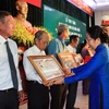 Lễ truy tặng danh hiệu Nhà nước cao quý “Bà mẹ Việt Nam Anh hùng” cho 18 Mẹ. (Ảnh: Xuân Khu/TTXVN)