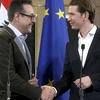 Thủ lĩnh FPO Heinz-Christian Strache (trái), bắt tay ông Sebastian Kurz, thủ lĩnh đảng Nhân dân ở Vienna. (Nguồn: AP)
