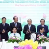 Thủ tướng Nguyễn Xuân Phúc chứng kiến lễ ký Biên bản ghi nhớ hợp tác xây dựng chiến lược phát triển hệ thống logistics và cơ sở hạ tầng tại tỉnh Đồng Tháp. (Ảnh: Thống Nhất/TTXVN)