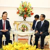Thủ tướng Nguyễn Xuân Phúc gặp Thủ tướng Chính phủ Hoàng gia Campuchia Samdech Hun Sen. (Ảnh: Thống Nhất/TTXVN)