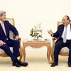 Thủ tướng Nguyễn Xuân Phúc tiếp cựu Bộ trưởng Ngoại giao Hoa Kỳ John Kerry. (Ảnh: Thống Nhất/TTXVN )