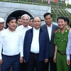 Thủ tướng Chính phủ Nguyễn Xuân Phúc đã tới thăm, động viên cán bộ, kỹ sư công trình hầm đường bộ Đèo Cả . (Ảnh: Thống Nhất/TTXVN)