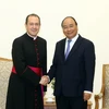 Thủ tướng Nguyễn Xuân Phúc tiếp Thứ trưởng Ngoại giao Tòa thánh Vatican Antoine Camilleri. (Ảnh: Thống Nhất/TTXVN)