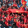 Các cổ động viên cuồng nhiệt tiếp lửa cho đội U23 Việt Nam trên sân vận động ở Thường Châu, tỉnh Giang Tô, Trung Quốc. (Nguồn: THX/TTXVN)