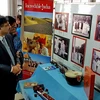 Các đại biểu tham quan triển lãm một số hoạt động trong quan hệ ngoại giao Việt Nam-Ấn Độ. (Ảnh: Thế Anh/TTXVN)