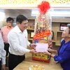 Chủ tịch Ủy ban Nhân dân Thành phố Hồ Chí Minh Nguyễn Thành Phong thăm, tặng quà gia đình liệt sỹ Lê Quang Lộc. (Ảnh: Thanh Vũ/TTXVN)