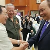 Thủ tướng Nguyễn Xuân Phúc gặp gỡ các đại biểu tham dự buổi họp mặt. (Ảnh: Thế Anh/TTXVN)