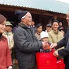 Ông Trương Hòa Bình, Ủy viên Bộ Chính trị, Phó Thủ tướng Thường trực Chính phủ thăm một số hộ dân tại khu tái định cư xóm Lau Bai, xã Vầy Nưa, huyện Đà Băc. (Ảnh: Vũ Hà/TTXVN)