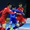 Một pha tranh chấp bóng giữa cầu thủ hai đội Việt Nam (áo đỏ) và Đài Loan (áo xanh). (Nguồn: the-afc.com)