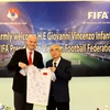 Chủ tịch Liên đoàn Bóng đá Việt Nam Lê Hùng Dũng tặng Chủ tịch FIFA Gianni Infantino chiếc áo lưu niệm với đầy đủ chữ ký của các thành viên đội tuyển U23 Quốc gia. (Nguồn: VFF)