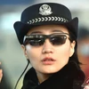 Nữ cảnh sát Trung Quốc với chiếc kính râm nhận diện khuôn mặt. (Nguồn: phoneradar.com)