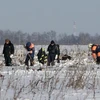 Lực lượng cứu hộ khám nghiệm hiện trường vụ rơi máy bay. (Nguồn: Reuters)