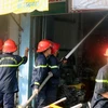 Cảnh sát phòng cháy chữa cháy Công an tỉnh Kiên Giang chữa cháy. (Ảnh: Lê Huy Hải/TTXVN)