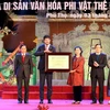 Đón bằng UNESCO ghi danh Hát Xoan Phú Thọ là Di sản văn hóa phi vật thể đại diện của nhân loại. (Ảnh: Trung Kiên/TTXVN)