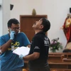Cảnh sát Indonesia điều tra tại hiện trường một vụ tấn công nhằm vào nhà thờ ở Sleman, tỉnh Yogyakarta ngày 11/2. (Nguồn: AFP/TTXVN)