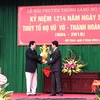 Trao Cúp kỷ lục Việt Nam công nhận Làng tiến sỹ Mộ Trạch là làng có số lượng tiến sỹ Nho học nhiều nhất cả nước từ thế kỷ XIV đến thế kỷ XVIII. (Ảnh: Mạnh Tú/TTXVN)