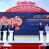 Thủ tướng Nguyễn Xuân Phúc và các đại biểu thực hiện nghi thức khởi công dự án. (Ảnh: Thống Nhất/TTXVN)