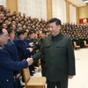 Tổng Bí thư, Chủ tịch Trung Quốc Tập Cận Bình (phải) trong cuộc gặp các sĩ quan cấp cao một đơn vị bộ đội địa phương tỉnh Tứ Xuyên ở thủ phủ Thành Đô ngày 12/2. (Nguồn: THX/ TTXVN)
